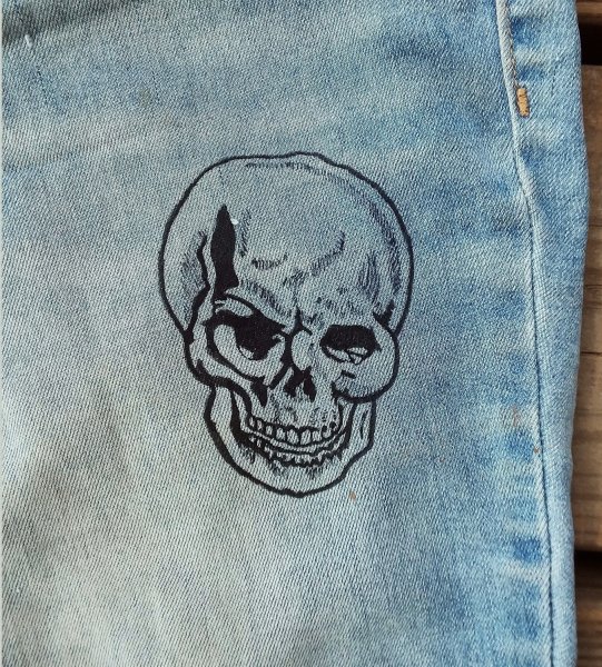 Джинсы с черепами