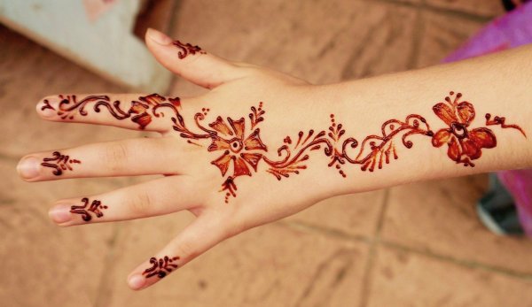 Татуировка хной для девочки