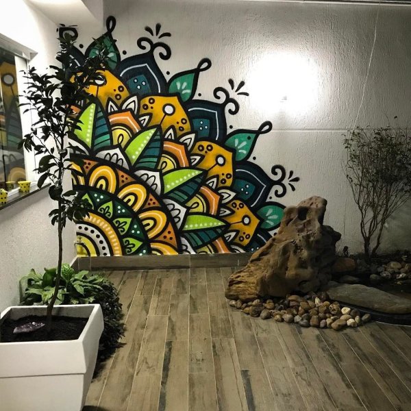 Декоративные узоры на стене