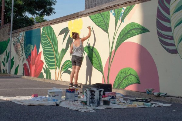 Стрит арт на кирпичной стене