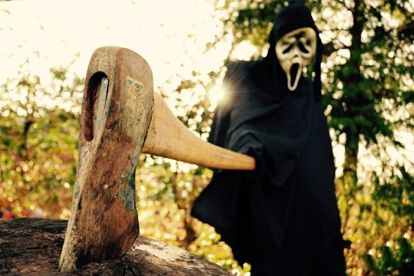 Девушка с ножом карандашом