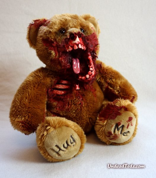 Плюшевый мишка защищает сон