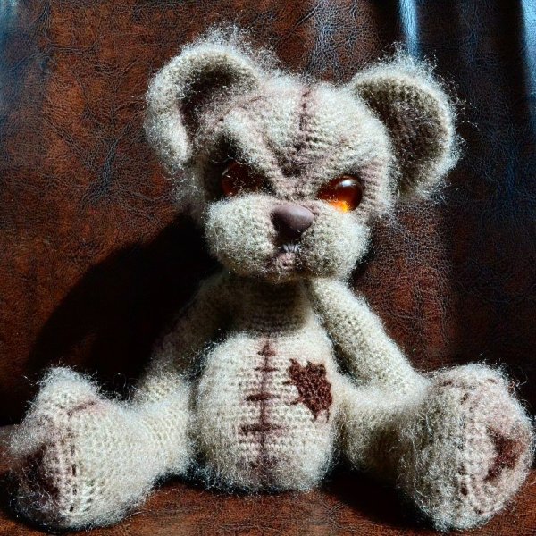 Плюшевый мишка с разбитым сердцем