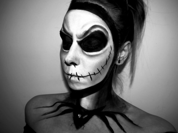 Белый грим на лице