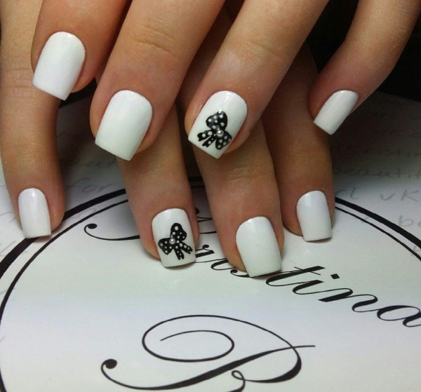 Белые ногти с черным рисунком