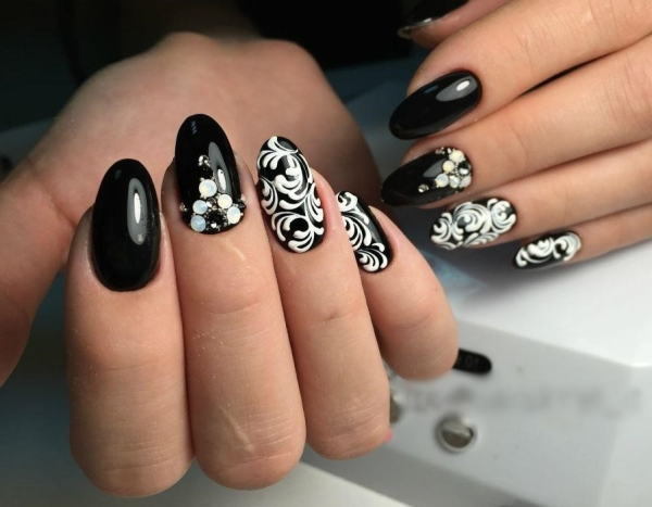 Маникюр черный с белыми цветами