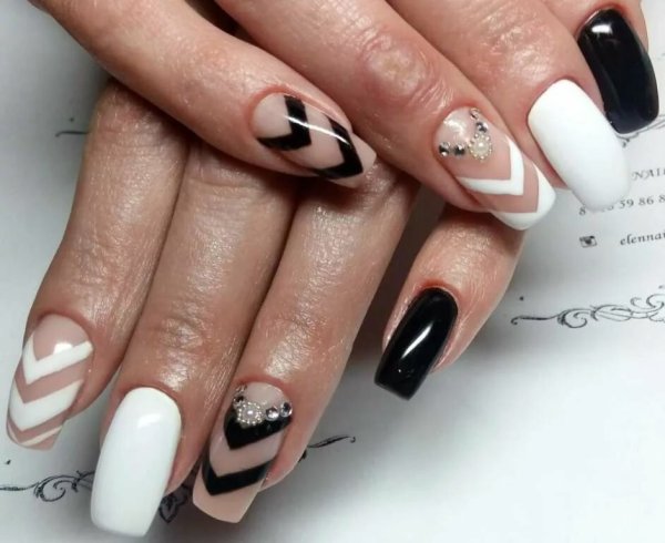 Маникюр френч белый с черным