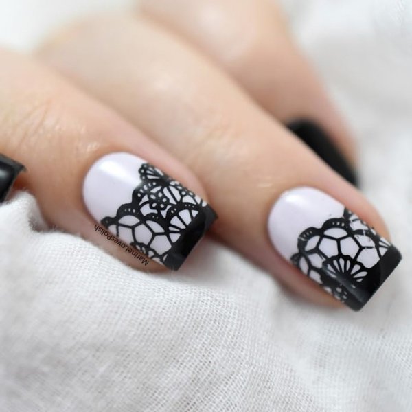 Маникюр с черным кружевом