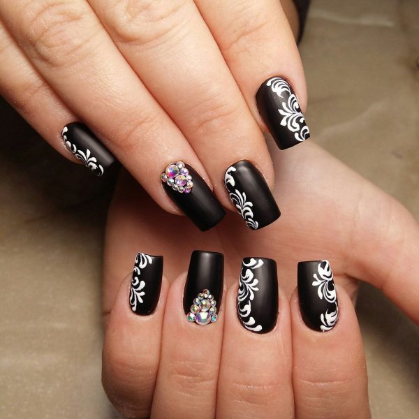 Маникюр с черным узором
