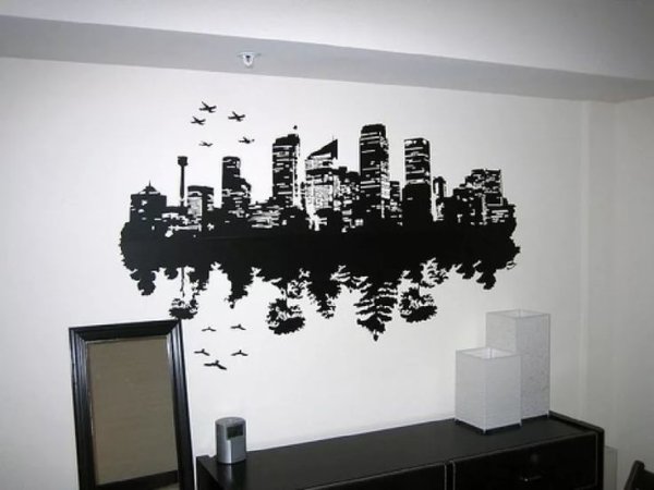 Трафарет на стене в интерьере