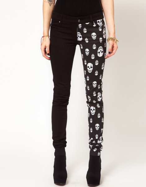 Черные джинсы в белизне