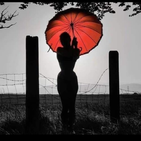 Красный силуэт девушки