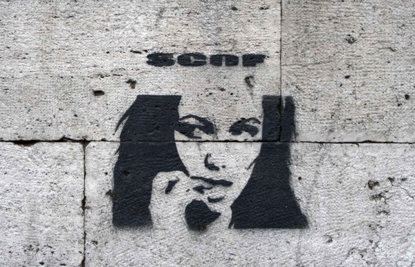 Граффити на кирпичной стене