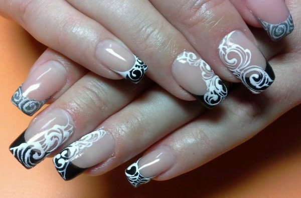 Белый френч с черным узором