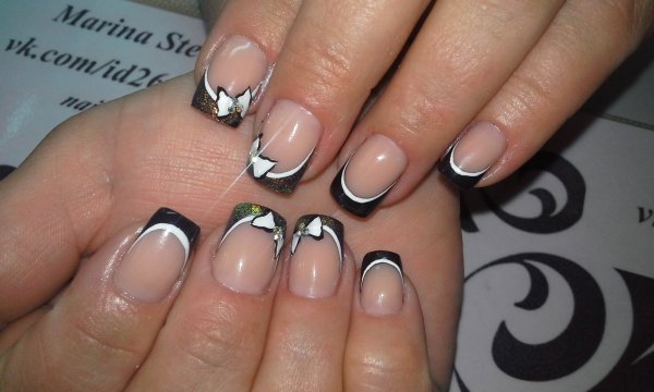 Французский маникюр белый с черной окантовкой