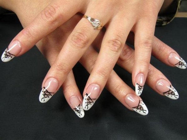 Бело черный френч на овальных ногтях