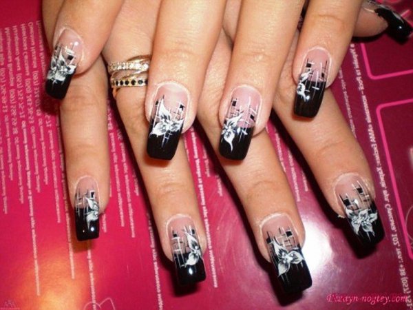 Чёрный дизайн ногтей на нарощенные ногти с рисунком