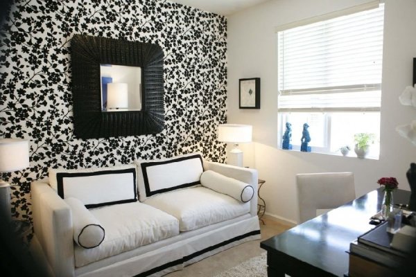 Черные обои с цветами в интерьере