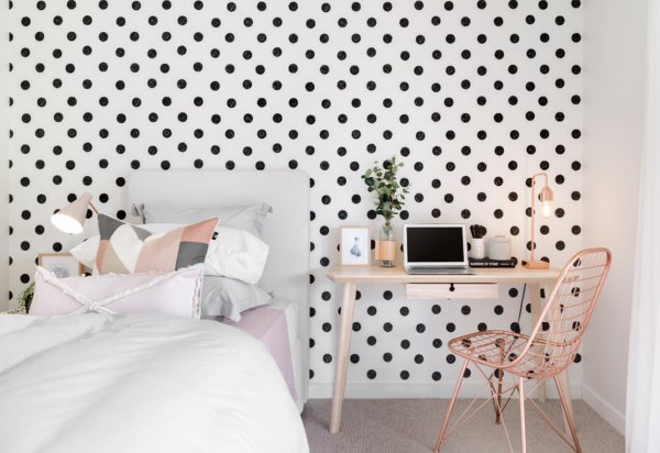 Серые обои в интерьере гостиной