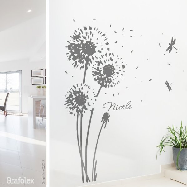 Одуванчики на стене в коридоре