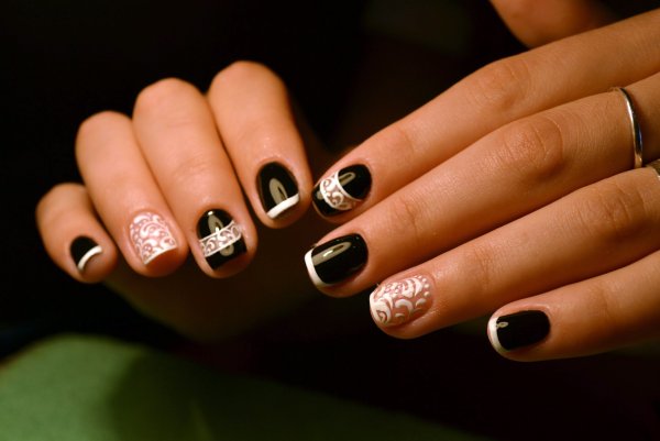 Узоры на ногтях белыми точками