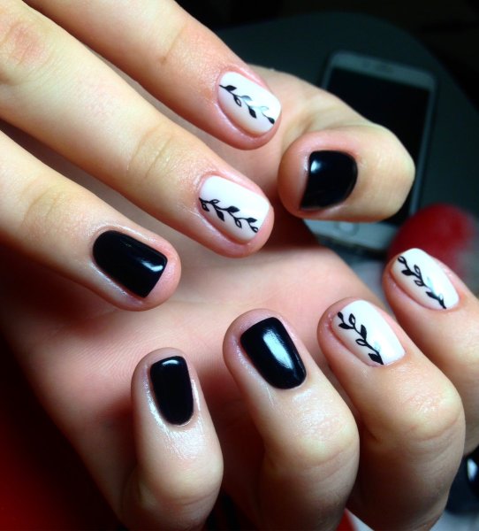 Черно белый маникюр на короткие ногти