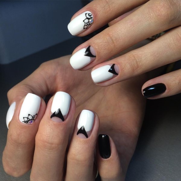 Прикольный маникюр черный с белым