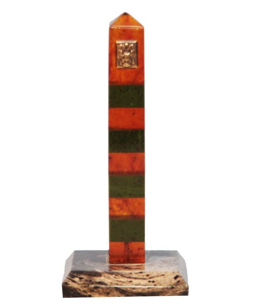 Пограничный столб в степи