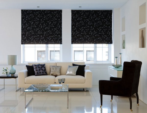 Рулонные шторы в интерьере гостиной