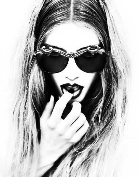 Девушка в очках черно белое