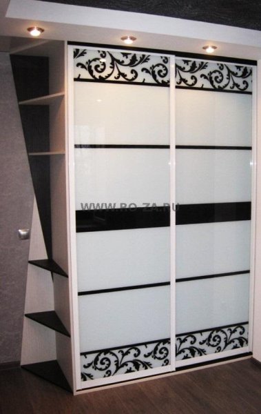 Белый шкаф с черными вставками