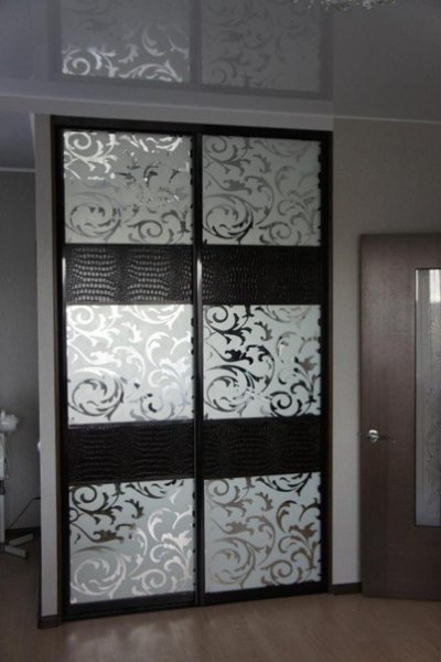 Шкаф-купе с зеркальными декоративными вставками