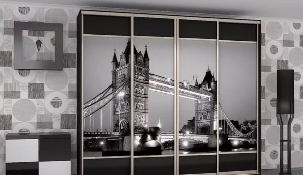 Черно белая фотопечать на шкаф купе