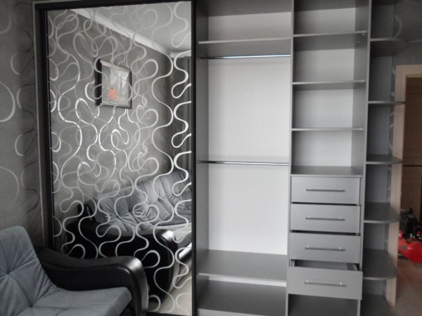 Серый встроенный шкаф