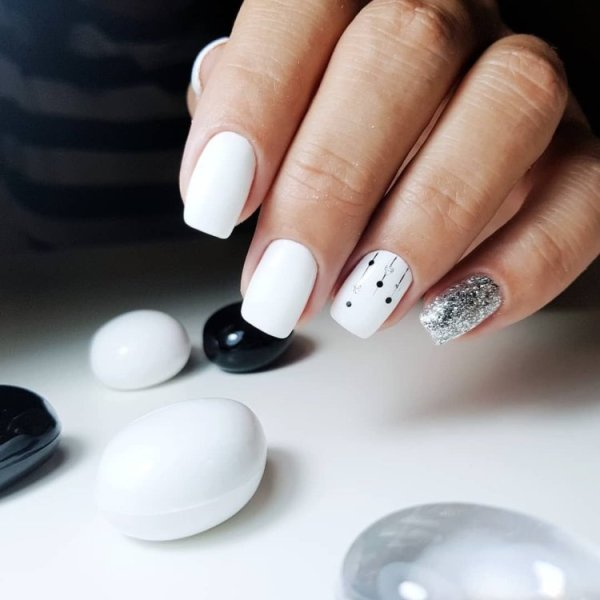 Маникюр БТС черный