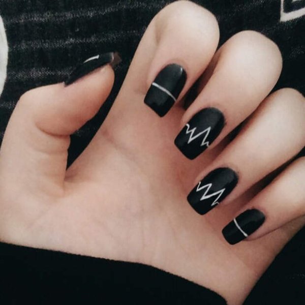 Черно белый маникюр с полосками