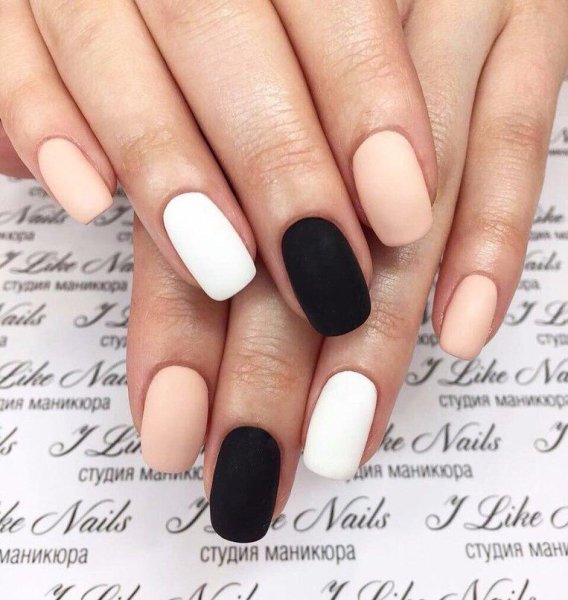 Маникюр белый с черным