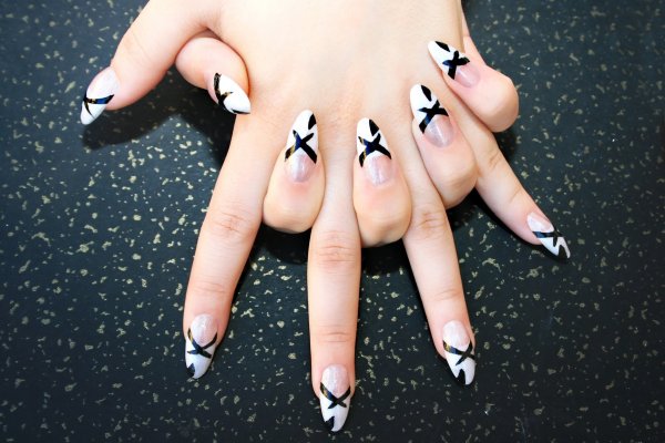 Чёрно-белый маникюр матовыц
