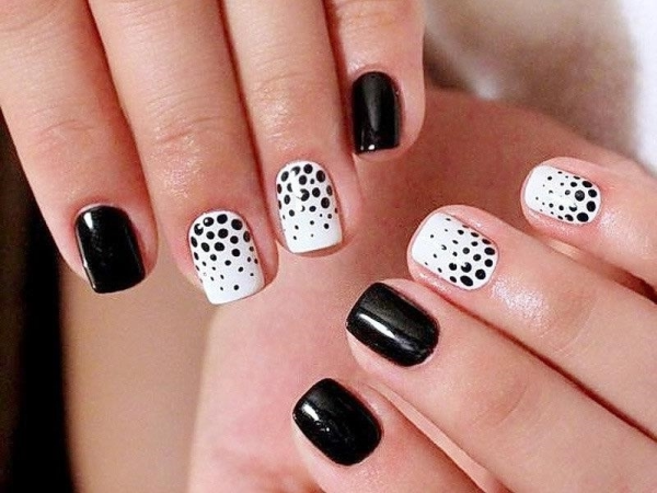 Белый маникюр с черными точками