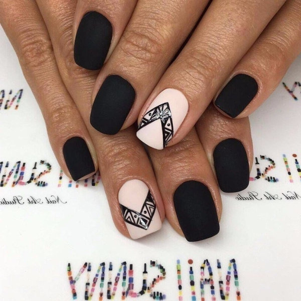 Маникюр с черным матовым гель лаком