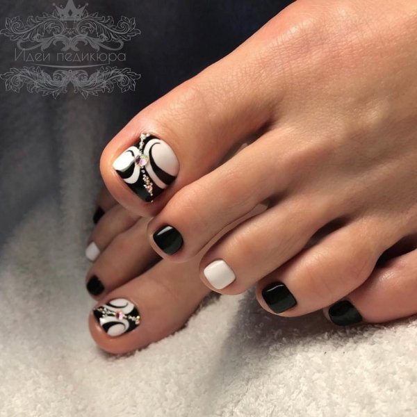 Педикюр черный