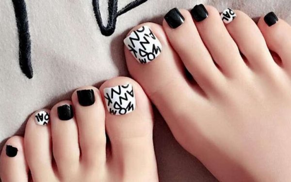 Педикюр черный с белым