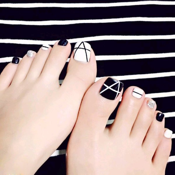 Черно белый педикюр