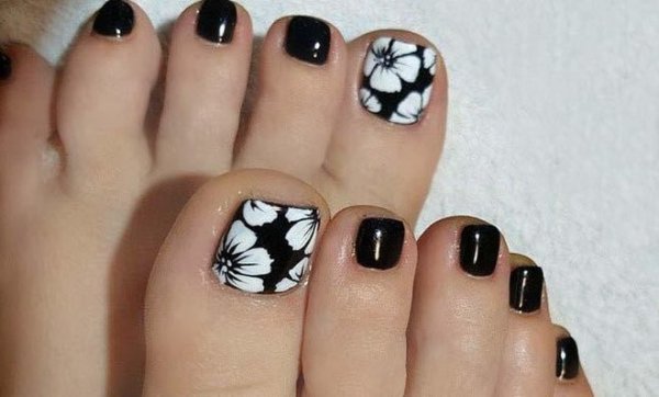 Педикюр черный с точками