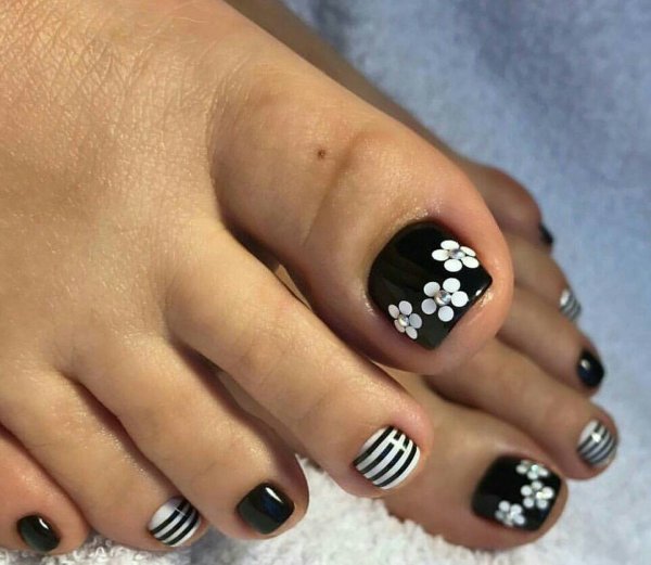 Красивый педикюр чернотбелый
