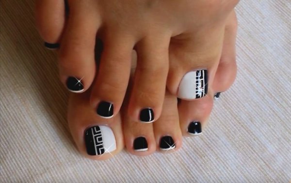 Черный педикюр на ногах