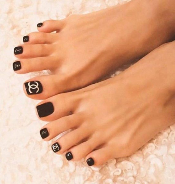 Черно белый педикюр