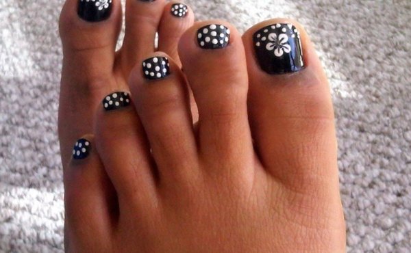 Черный педикюр со стразами