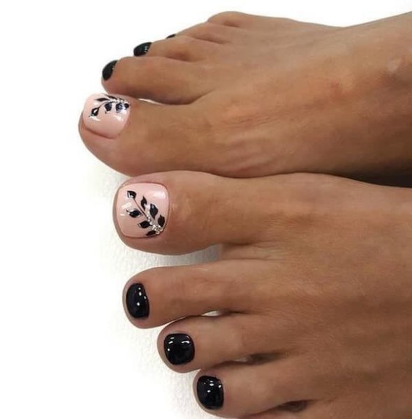Белый педикюр с черными стразами