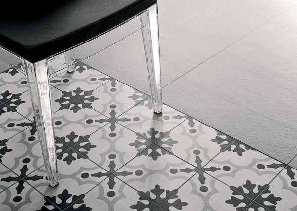 Плитка с черно белым орнаментом